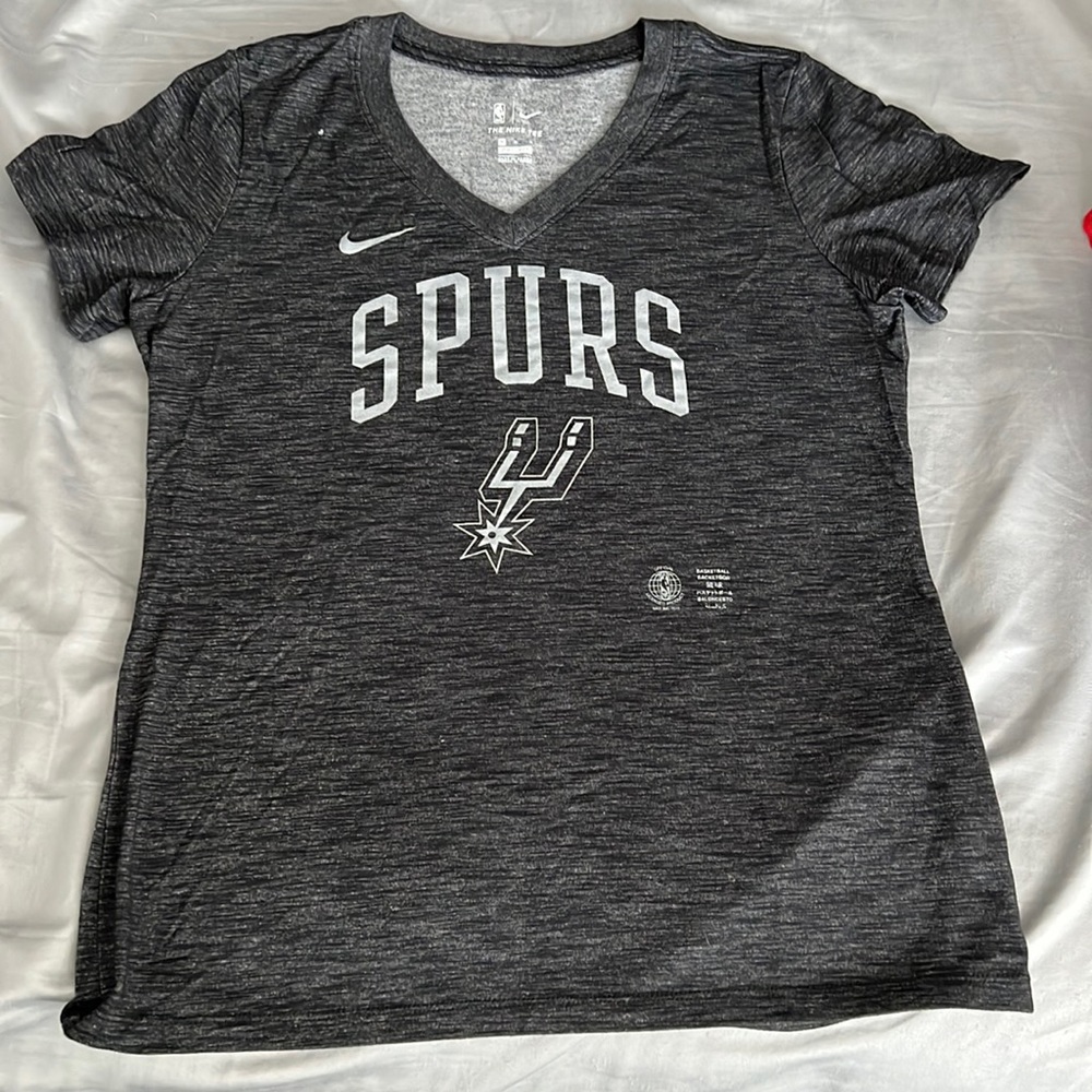 V-neck Spurs NBA tee